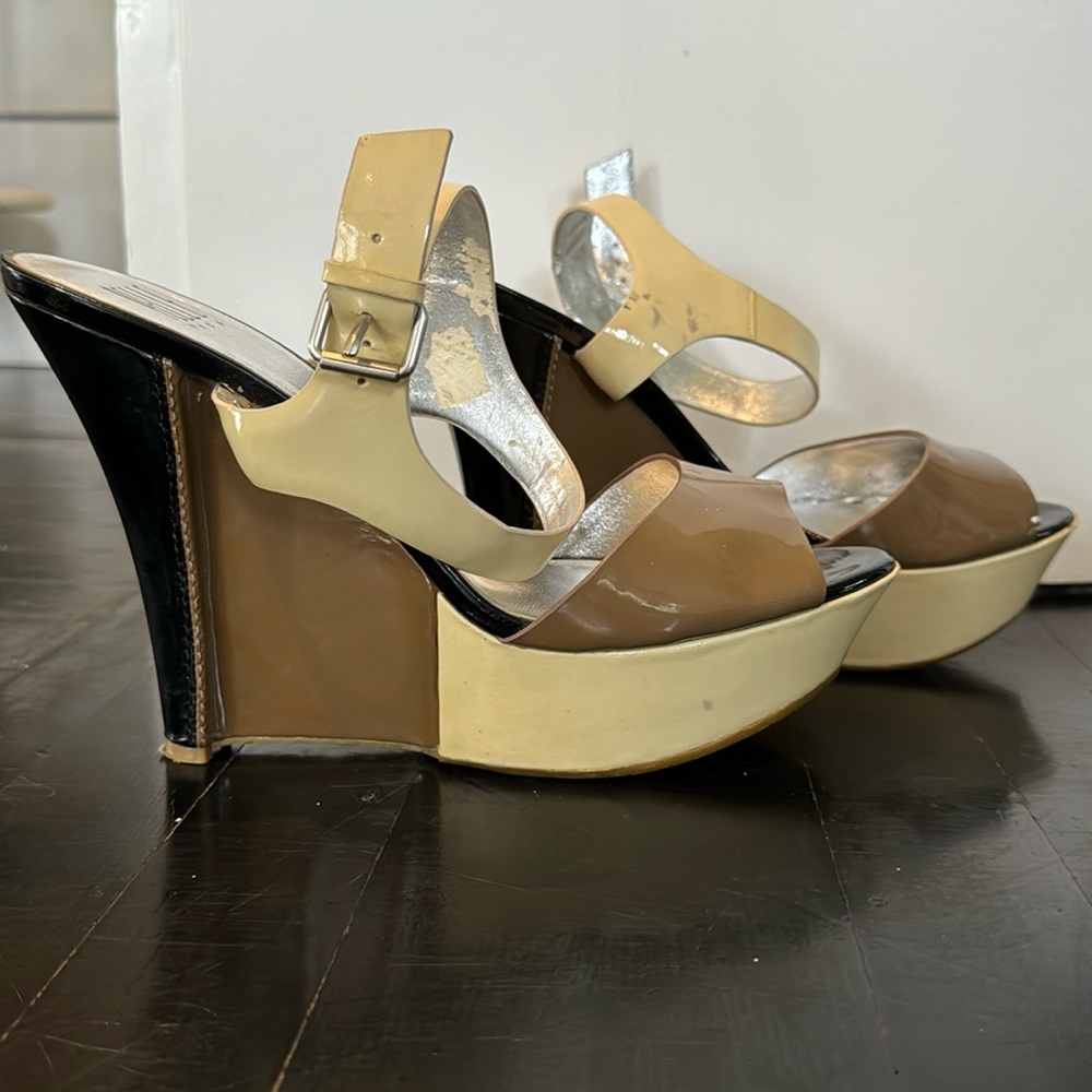 These shoes are designer heels from Pelle Moda. They are a size 8.5 in women’s.
